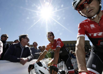 Imágenes de la salida de la Vuelta al País Vasco en Pamplona