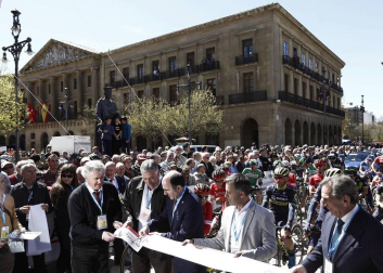Imágenes de la salida de la Vuelta al País Vasco en Pamplona