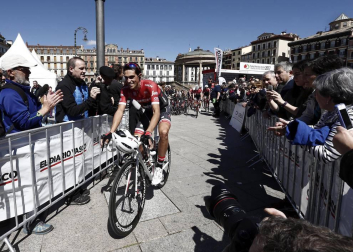 Imágenes de la salida de la Vuelta al País Vasco en Pamplona