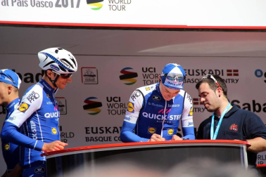 Imágenes de la salida de la Vuelta al País Vasco en Pamplona