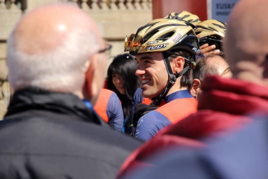 Imágenes de la salida de la Vuelta al País Vasco en Pamplona
