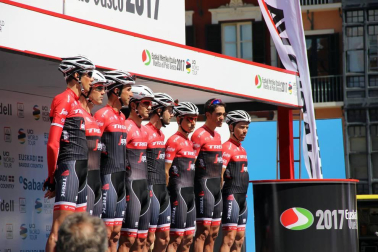 Imágenes de la salida de la Vuelta al País Vasco en Pamplona