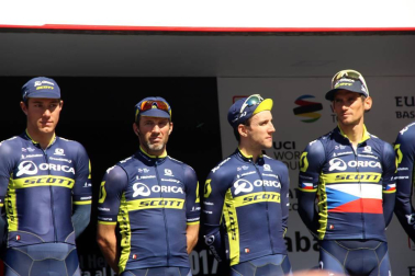 Imágenes de la salida de la Vuelta al País Vasco en Pamplona