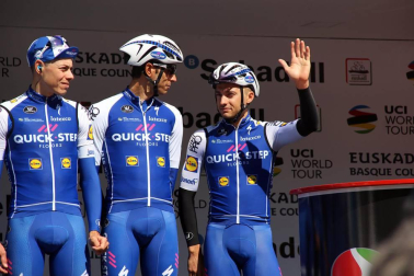 Imágenes de la salida de la Vuelta al País Vasco en Pamplona