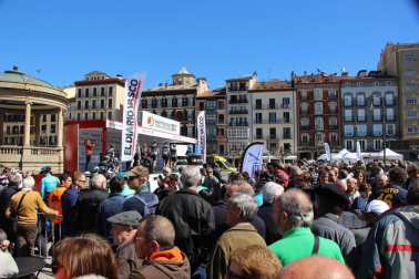 Imágenes de la salida de la Vuelta al País Vasco en Pamplona