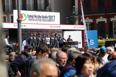 Imágenes de la salida de la Vuelta al País Vasco en Pamplona