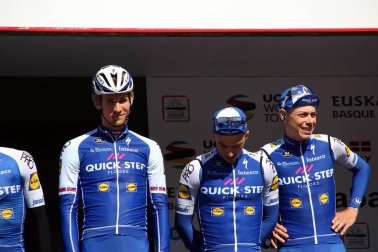 Imágenes de la salida de la Vuelta al País Vasco en Pamplona