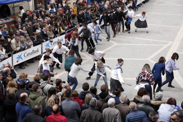 Fotos del Baile del Plego de Abligtas protagonizado por el Grupo de Danzas Mendianike.