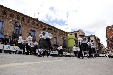 Fotos del Baile del Plego de Abligtas protagonizado por el Grupo de Danzas Mendianike.