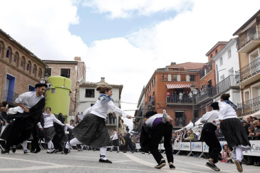 Fotos del Baile del Plego de Abligtas protagonizado por el Grupo de Danzas Mendianike.