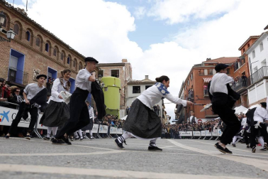 Fotos del Baile del Plego de Abligtas protagonizado por el Grupo de Danzas Mendianike.