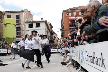 Fotos del Baile del Plego de Abligtas protagonizado por el Grupo de Danzas Mendianike.