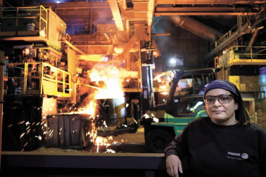 Cinco trabajadores de cuatro sectores diferentes explican cómo llegaron a su empresa y cuál es su función a pie de cadena. Por ellos discurre parte del desarrollo industrial y social de esta comunidad.