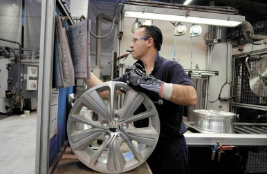 Cinco trabajadores de cuatro sectores diferentes explican cómo llegaron a su empresa y cuál es su función a pie de cadena. Por ellos discurre parte del desarrollo industrial y social de esta comunidad.