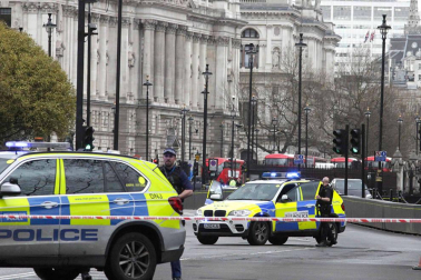Al menos una decena de personas han resultado heridas en el puente de Westminster, junto al Parlamento británico, después de que se hayan escuchado lo que podrían haber sido disparos en la zona.