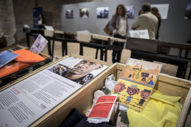 Una exposición en Condestable muestra las maletas de once refugiados