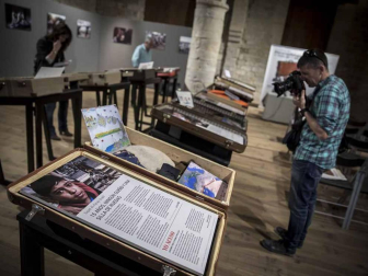 Una exposición en Condestable muestra las maletas de once refugiados