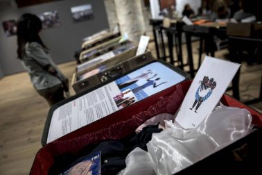 Una exposición en Condestable muestra las maletas de once refugiados