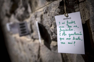 Una exposición en Condestable muestra las maletas de once refugiados