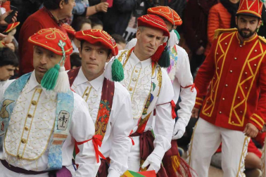 Fotografías de los dantzaris bailando el Domingo de Resurrección en la plaza del pueblo y en el frontón.