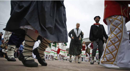 Fotografías de los dantzaris bailando el Domingo de Resurrección en la plaza del pueblo y en el frontón.