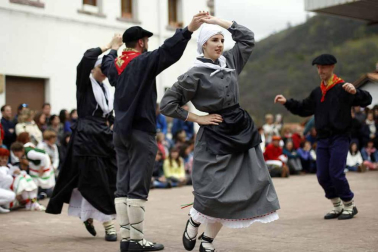 Fotografías de los dantzaris bailando el Domingo de Resurrección en la plaza del pueblo y en el frontón.