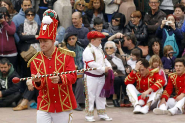 Fotografías de los dantzaris bailando el Domingo de Resurrección en la plaza del pueblo y en el frontón.