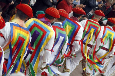 Fotografías de los dantzaris bailando el Domingo de Resurrección en la plaza del pueblo y en el frontón.