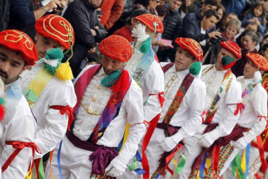 Fotografías de los dantzaris bailando el Domingo de Resurrección en la plaza del pueblo y en el frontón.