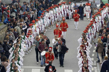 Fotografías de los dantzaris bailando el Domingo de Resurrección en la plaza del pueblo y en el frontón.