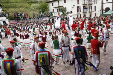 Fotografías de los dantzaris bailando el Domingo de Resurrección en la plaza del pueblo y en el frontón.