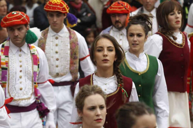 Fotografías de los dantzaris bailando el Domingo de Resurrección en la plaza del pueblo y en el frontón.