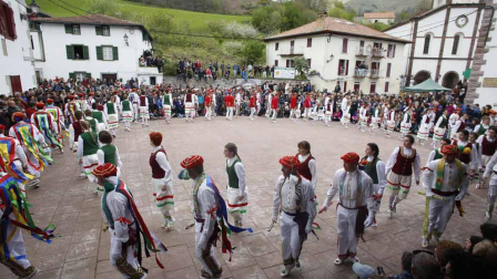Fotografías de los dantzaris bailando el Domingo de Resurrección en la plaza del pueblo y en el frontón.