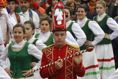 Fotografías de los dantzaris bailando el Domingo de Resurrección en la plaza del pueblo y en el frontón.