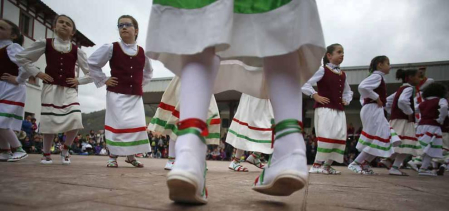 Fotografías de los dantzaris bailando el Domingo de Resurrección en la plaza del pueblo y en el frontón.
