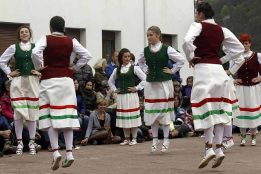 Fotografías de los dantzaris bailando el Domingo de Resurrección en la plaza del pueblo y en el frontón.