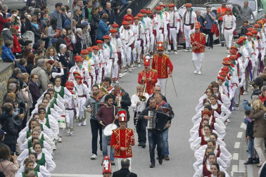 Fotografías de los dantzaris bailando el Domingo de Resurrección en la plaza del pueblo y en el frontón.