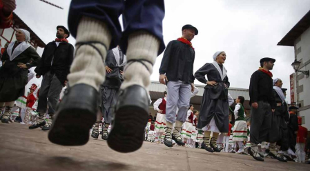 Fotografías de los dantzaris bailando el Domingo de Resurrección en la plaza del pueblo y en el frontón.