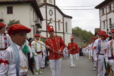 Fotografías de los dantzaris bailando el Domingo de Resurrección en la plaza del pueblo y en el frontón.