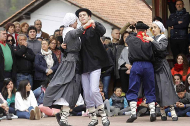 Fotografías de los dantzaris bailando el Domingo de Resurrección en la plaza del pueblo y en el frontón.