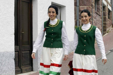 Fotografías de los dantzaris bailando el Domingo de Resurrección en la plaza del pueblo y en el frontón.