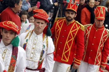 Fotografías de los dantzaris bailando el Domingo de Resurrección en la plaza del pueblo y en el frontón.
