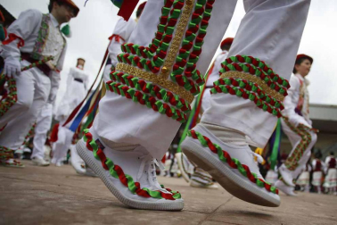 Fotografías de los dantzaris bailando el Domingo de Resurrección en la plaza del pueblo y en el frontón.