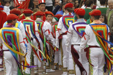 Fotografías de los dantzaris bailando el Domingo de Resurrección en la plaza del pueblo y en el frontón.