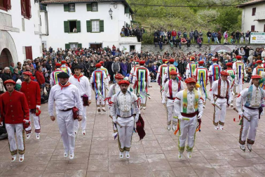 Fotografías de los dantzaris bailando el Domingo de Resurrección en la plaza del pueblo y en el frontón.