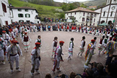 Fotografías de los dantzaris bailando el Domingo de Resurrección en la plaza del pueblo y en el frontón.