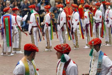 Fotografías de los dantzaris bailando el Domingo de Resurrección en la plaza del pueblo y en el frontón.