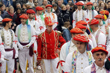 Fotografías de los dantzaris bailando el Domingo de Resurrección en la plaza del pueblo y en el frontón.