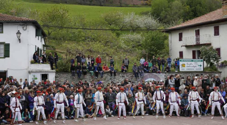 Fotografías de los dantzaris bailando el Domingo de Resurrección en la plaza del pueblo y en el frontón.