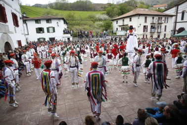 Fotografías de los dantzaris bailando el Domingo de Resurrección en la plaza del pueblo y en el frontón.